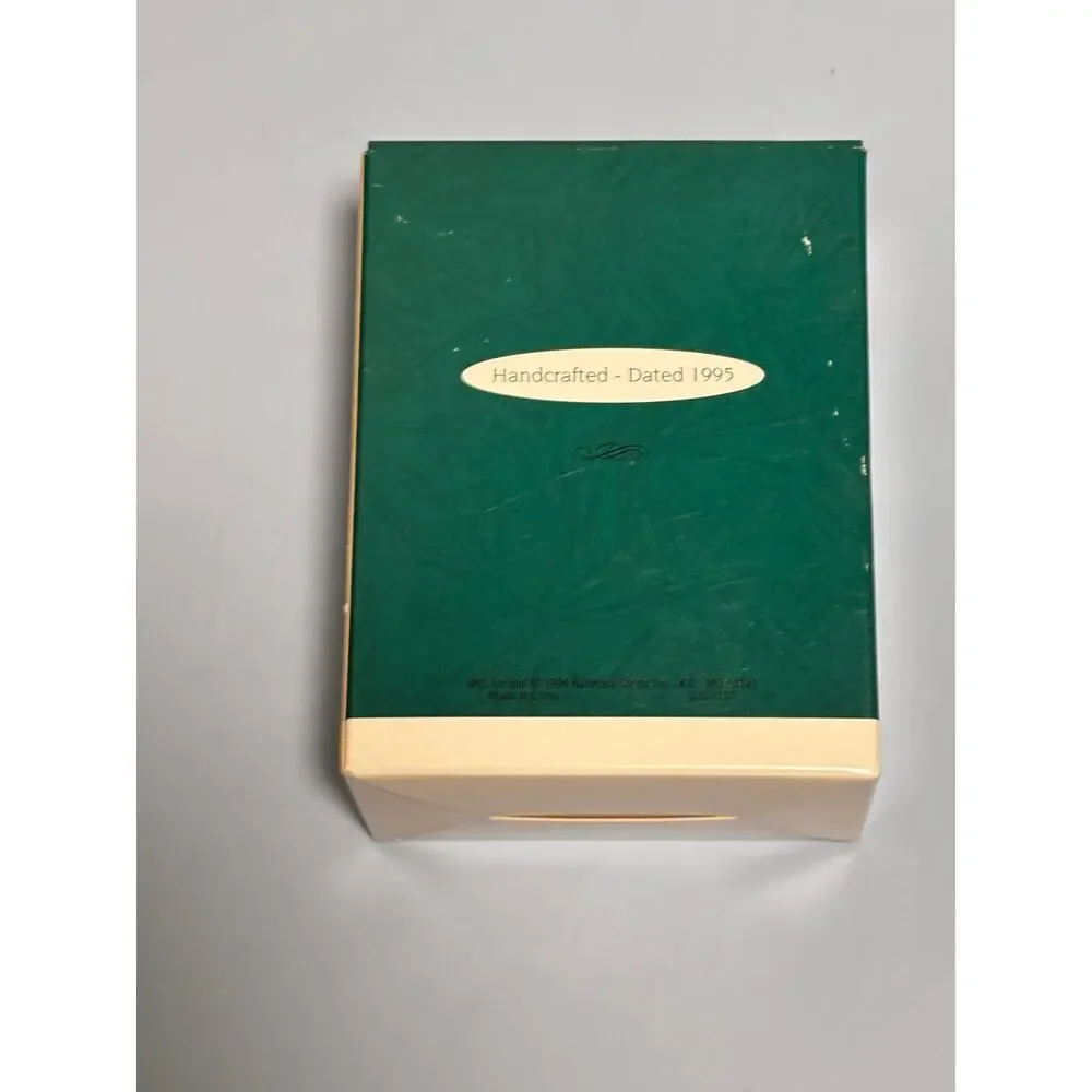 1995 Hallmark Keepsake Ornament Collecting Memories Beaver Bookshelf Collector